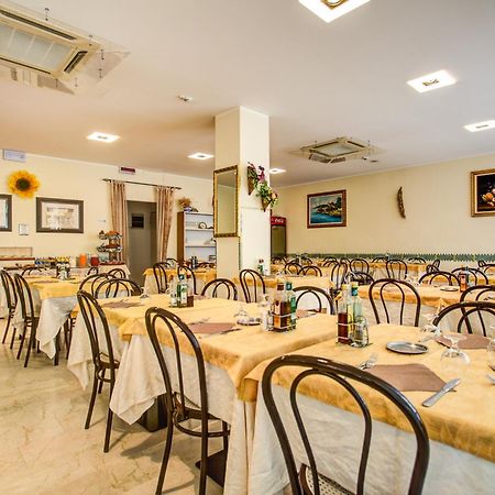 Hotel Tiziana Римини Екстериор снимка