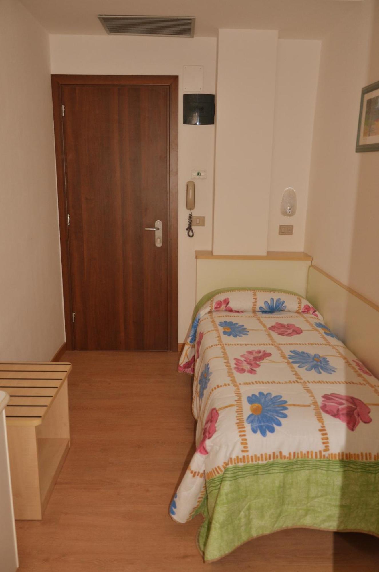 Hotel Tiziana Римини Екстериор снимка